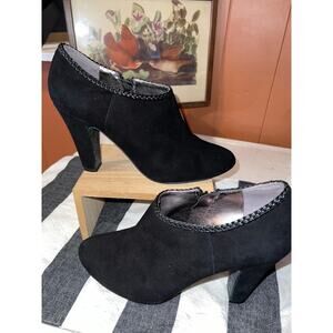TAHARI SUEDE "ROSALEE" BOOTIE HEEL - SZ. 9